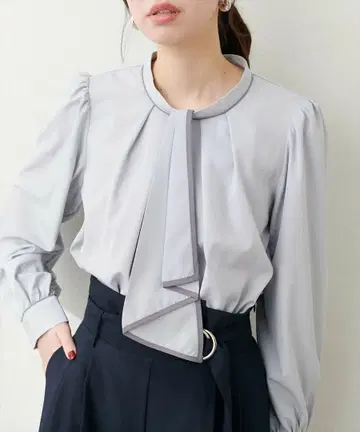 [새상품] 내추럴 꾸뛰르 배색 보타이 2WAY 블라우스 색스 블루