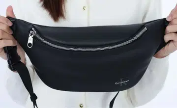 Calvin Klein 블랙 바디백