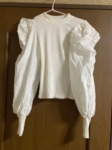 bibiy 화이트 퍼프 슬리브 상의 M 사이즈