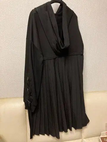 후드 부착 블랙 플리츠 원피스 튜닉