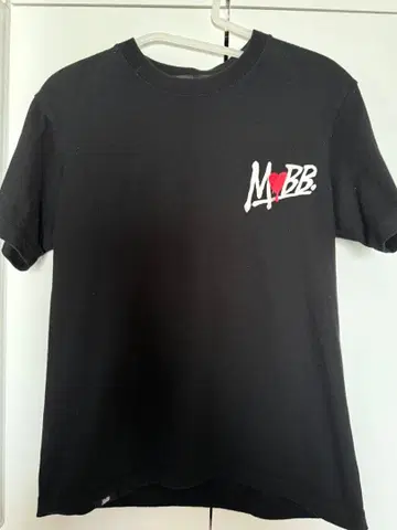 MOBB 하트 그래픽 T셔츠 블랙