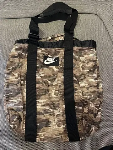 Nike 카모 패턴 메쉬 토트백