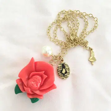 Q-pot. 로즈 목걸이