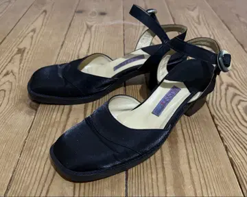 KISSA 블랙 새틴 스트랩 샌들 힐