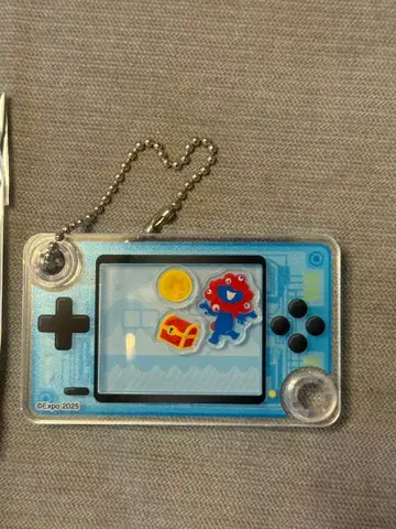 EXPO2025 미야쿠미야쿠 바스락 게임기풍 키링 블루