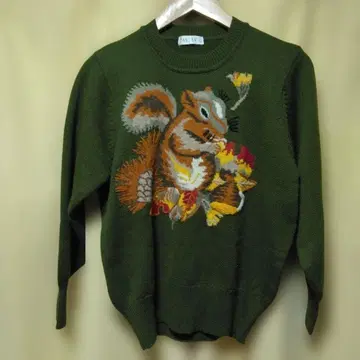다람쥐 자수 올리브 그린 핸드 니트 스웨터