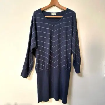 네이비 스트라이프 V넥 니트