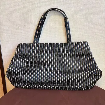 블랙과 화이트 체크 무늬 핸드백