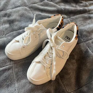 ZARA 화이트 스니커즈 레오파드 무늬