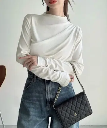 JUNOAH 얇은 소재 모크넥 드레이프 상의