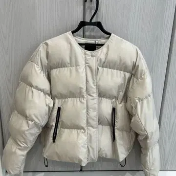 KBF 노카라 에어컨 다운 다운 자켓 숏 기장 베이지