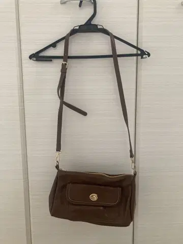 브라운 숄더백 합성 피혁