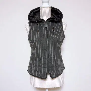 [ S R ] 핀스트라이프 후드 부착 충전솜 다운 베스트 (9) 드로스트