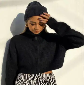 수-도 테이블 호텔 지퍼 달린 크롭 니트 그레이