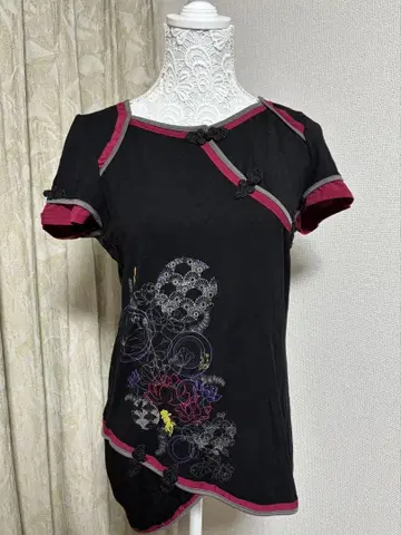 OZZ ONEST 오즈온 꽃무늬 자수 반팔 T셔츠 블랙과 레드