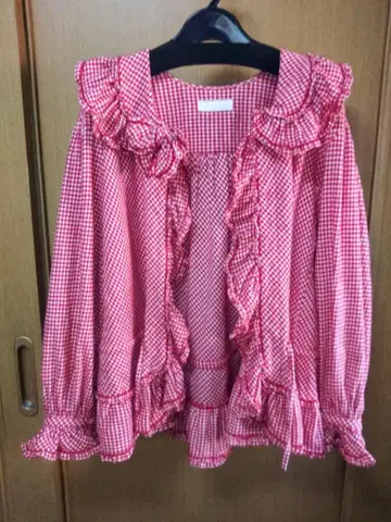 핑크하우스 프릴이 달린 빨간색과 화이트 체크 가디건 겉옷