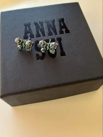 ANNA SUI 나비 모양 귀걸이