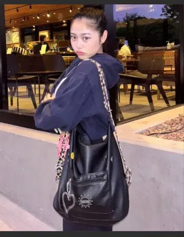 GOSIPPU CLUB 레오파드 무늬 스트랩의 블랙 숄더백