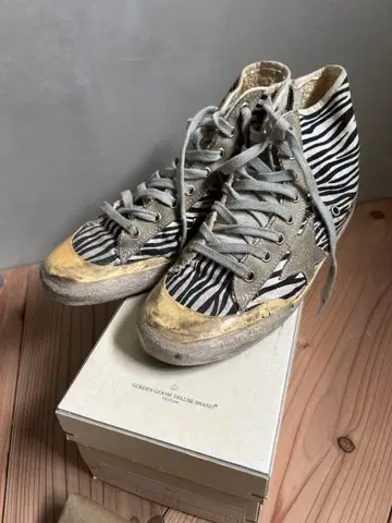 Golden Goose 제브라 패턴 하이컷 스니커즈