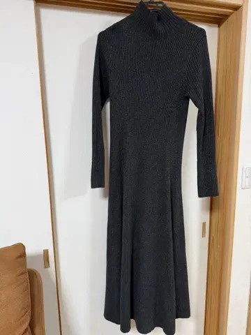 uncrave 다크 그레이 터틀넥 니트 원피스