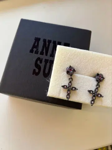 ANNA SUI 크로스 장미 귀걸이