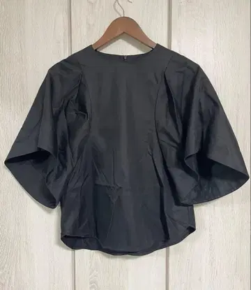 Mila Owen 플레어 슬리브 블라우스