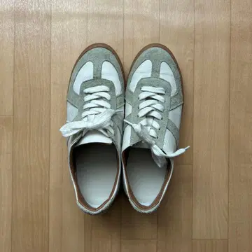 화이트/그레이 스웨이드 가죽 스니커즈