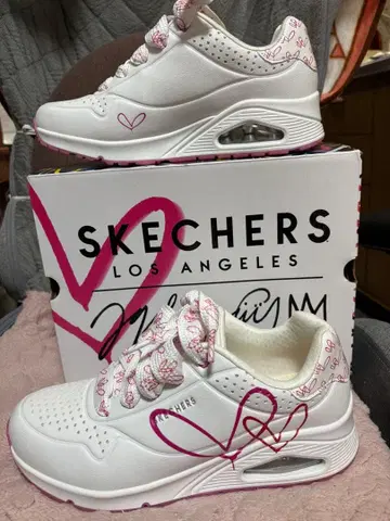 SKECHERS 로스앤젤레스 하트 무늬 스니커즈