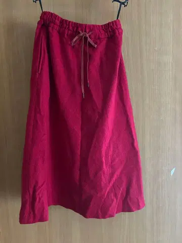 Dessin 빨간색 롱 스커트 주름 있음