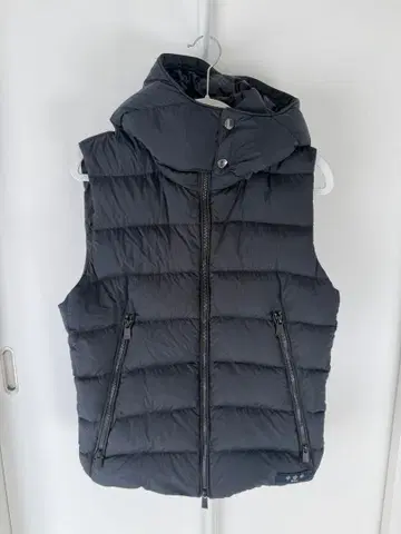 TATRAS 블랙 다운 베스트 후드 부착