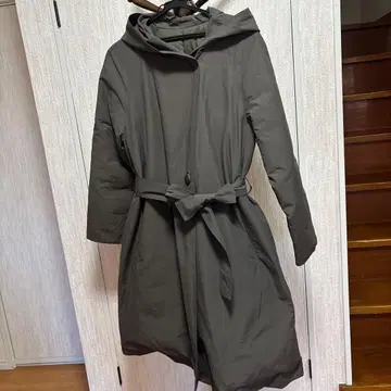 올리브 그린 후드 부착 다운 자켓