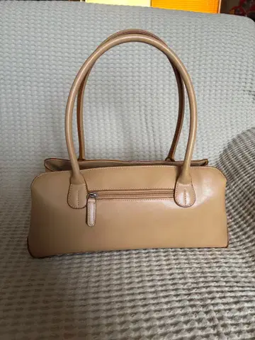 베이지 핸드백 외 포켓 부착