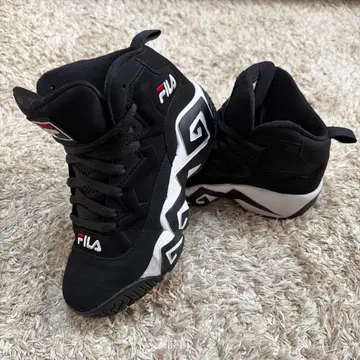 FILA 블랙 하이컷 스니커즈 24cm