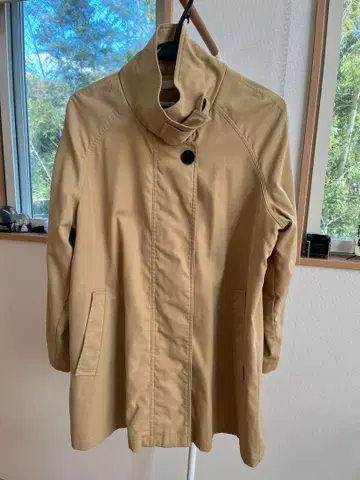 베이지 트렌치코트 버튼 포함