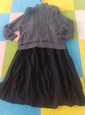 그레이 스웨터와 블랙 스커트 세트