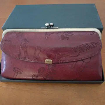 Dakota 엠보싱 가공 와인 레드 장지갑