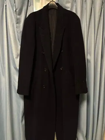 기장 117의 존재감 있는 블랙 울 더블 브레스트 체스터 코트 꼼사데모드