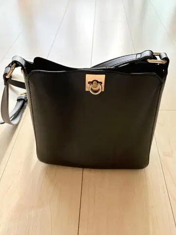 LOWELL Things 블랙 숄더백 골드 금장 장식