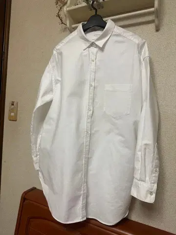 카구레 화이트 긴팔 셔츠 가슴 포켓 부착
