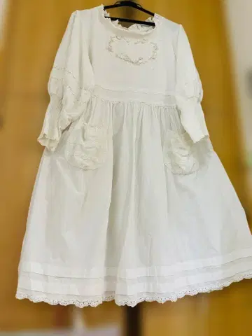 사에라, 히스클로네 꽃 모티브 화이트 룸웨어