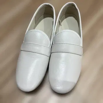 무인양품 화이트 플랫슈즈 24.5