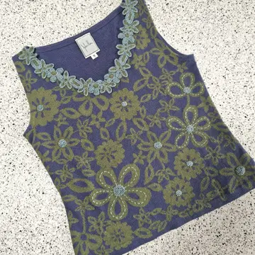 Sybilla 시빌라 니트 꽃 자수 모티브 보라색 스모키 블루 슬리브리스