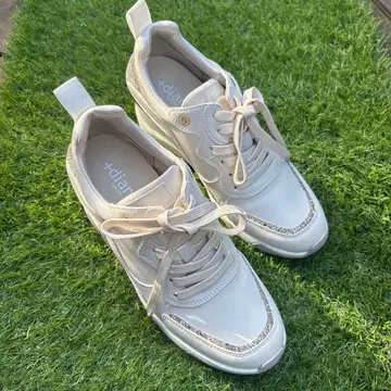 +diana 화이트 스니커즈