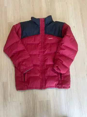 빨간색과 검은색 다운 자켓