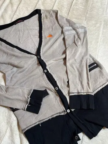 [ Y2K ] ALGONQUINS 라이트 그레이 x 블랙 긴팔 가디건