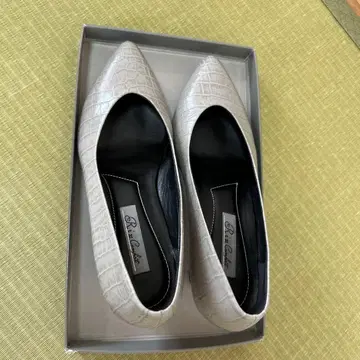 그레이 악어 엠보싱 펌프스 24cm EEE