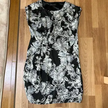 REMUS 플라워 프린트 슬리브리스 원피스