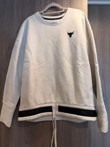 언더아머 맨투맨 화이트