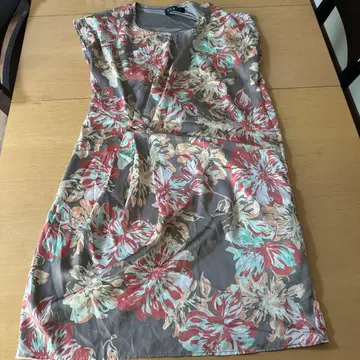 REMUS 꽃무늬 슬리브리스 무릎 기장 원피스