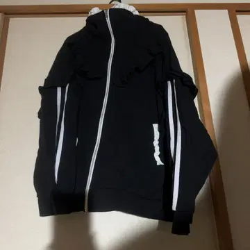 satoi 프릴 하이넥 후드티 [ black ]